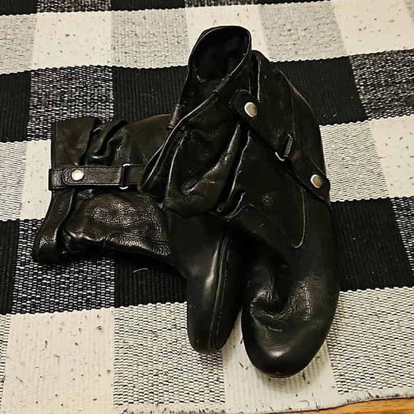 Kenneth Cole black booties, silver buttons, wedge heel, leather, sz 6.5 - Picture 4 of 5